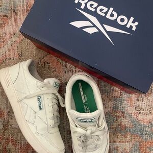 Reebok women’s size 8 Club tennis shoe